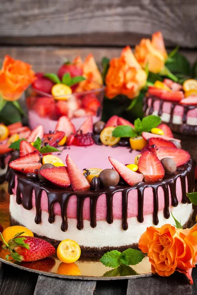 Heerlijke dubbele cheesecake versierd met chocolade en verse s — Stockfoto