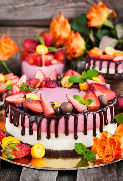 Heerlijke dubbele cheesecake versierd met chocolade en verse s — Stockfoto
