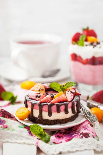 Delicioso mini cheesecake decorado com bagas e chocolate — Fotografia de Stock