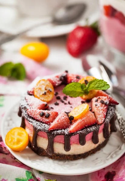 Delicioso mini pastel de queso decorado con bayas y chocolate —  Fotos de Stock