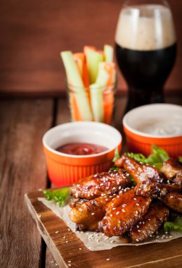 Bal ve soya, susam ile tepesinde ile pişmiş sıcak tavuk kanadı