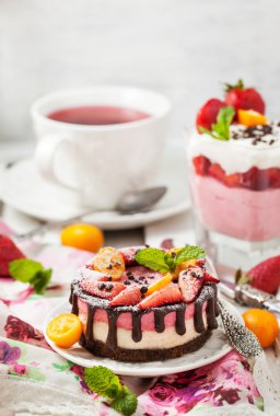 Çilek ve çikolata ile dekore edilmiş lezzetli mini cheesecake