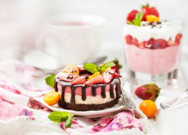 Çilek ve çikolata ile dekore edilmiş lezzetli mini cheesecake
