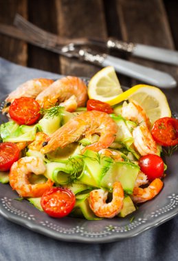 Karides, zuchini makarna ve domates