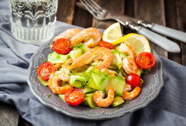 Karides, zuchini makarna ve domates