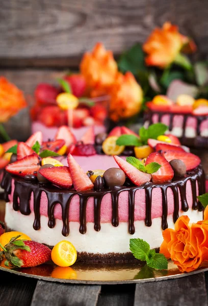 Delicious double cheesecake decorated with chocolate and fresh s — Stock Photo, Image