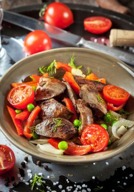 Tavuk karaciğerleri snd sebze salatası