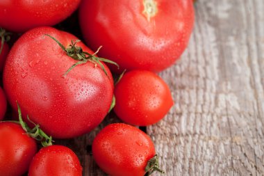 Tahta masadaki taze domatesler.