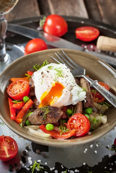 Salad with chicken livers, vegetables and poached egg — Stock Photo, Image