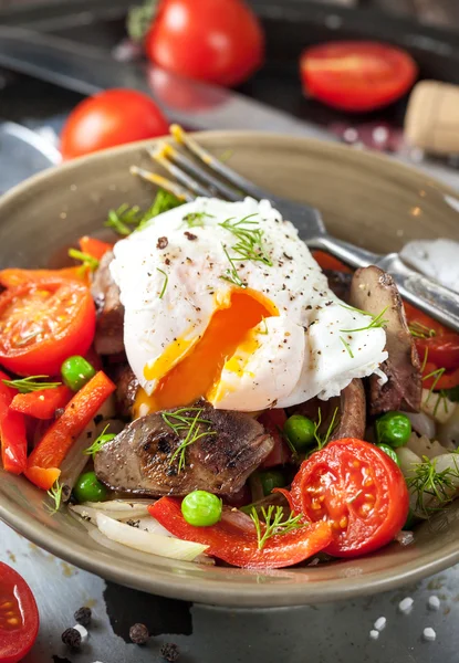 Salad with chicken livers, vegetables and poached egg — Stock Photo, Image
