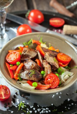 Tavuk karaciğerleri snd sebze salatası