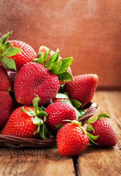 Fraise mûre biologique fraîche avec éclaboussure d'eau — Photo