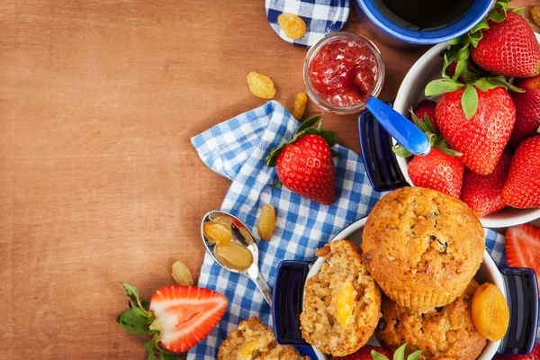 Frühstück mit Muffins, Marmelade, Kaffee und Erdbeere — Stockfoto