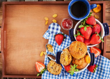 Kekler, reçel, kahve ve çilek Kahvaltı