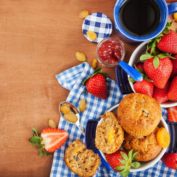 Kekler, reçel, kahve ve çilek Kahvaltı