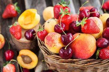 Taze olgun yaz meyveleri ve meyve 