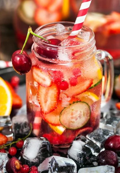 Agua de desintoxicación infundida saludable con bayas y frutas frescas — Foto de Stock