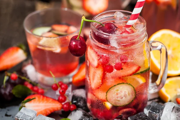 Agua de desintoxicación infundida saludable con bayas y frutas frescas — Foto de Stock