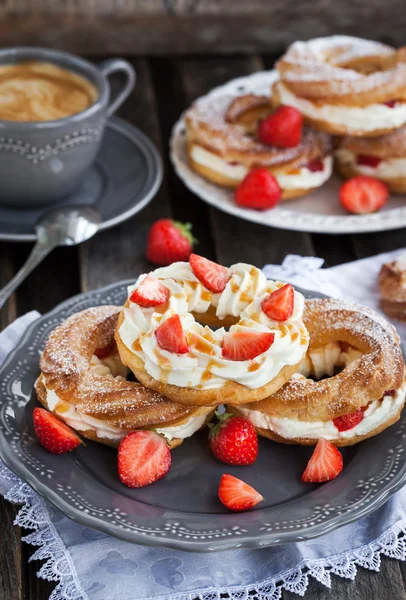 Cream puff ringar dekorerad med färska jordgubbar och kola sau — Stockfoto