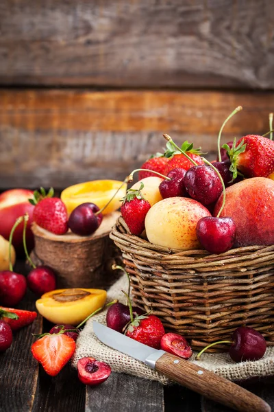 Frutas e frutos frescos de verão maduros — Fotografia de Stock