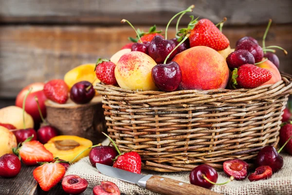 Fresh ripe summer berries and fruits — Stock Photo, Image