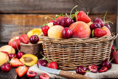 Taze olgun yaz meyveleri ve meyve 