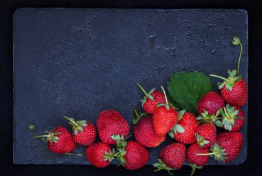 Koyu arka plan, üstten görünüm, kopya alanı taze olgun çilek