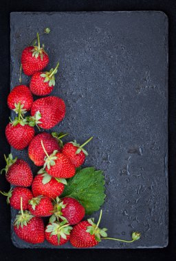 Koyu arka plan, üstten görünüm, kopya alanı taze olgun çilek