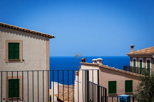 Tipikus gyönyörű tengerre néző kisvárosban, Mallorca szigetén, Spa — Stock Fotó