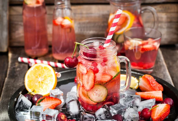 Agua de desintoxicación infundida saludable con bayas y frutas frescas — Foto de Stock