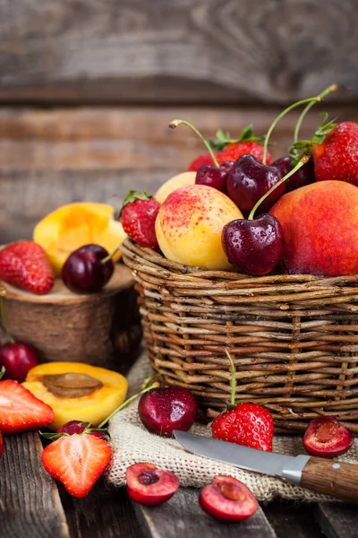 Frescas bayas y frutas de verano maduras — Foto de Stock