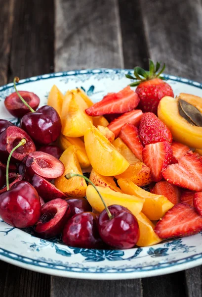 Plate of fresh juicy sliced fruits — Stock Photo, Image