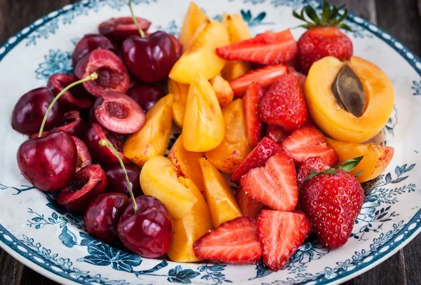 Plate of fresh juicy sliced fruits — Stock Photo, Image