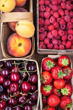 Taze olgun yaz meyveleri ve meyve sepetleri