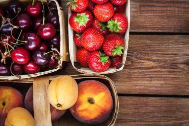 Taze olgun yaz meyveleri ve meyve sepetleri