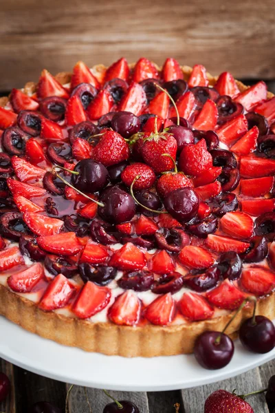 Tarte estivale à la crème anglaise et aux baies fraîches — Photo