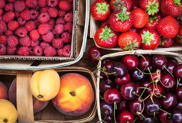 Frescas bayas de verano maduras y frutas en cestas —  Fotos de Stock