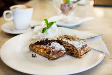 Taze güzel elma strudel 