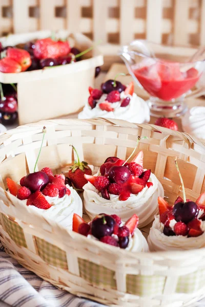 Tarta de merengue Pavlova decorada con fresa fresca y cereza —  Fotos de Stock