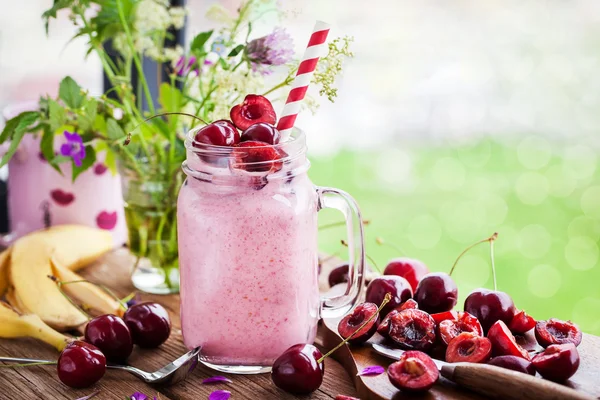 Färsk hemlagad friska berry smoothie — Stockfoto