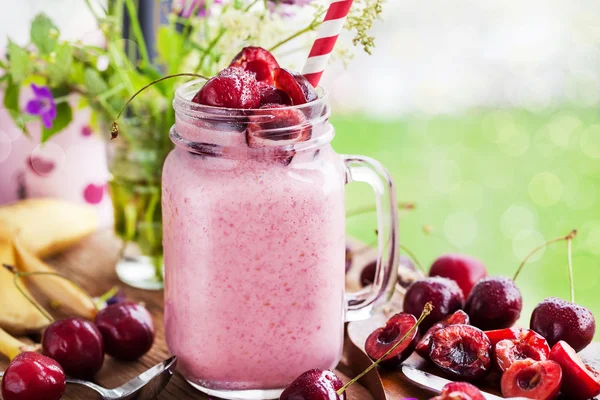 Frischer hausgemachter gesunder Beeren-Smoothie — Stockfoto