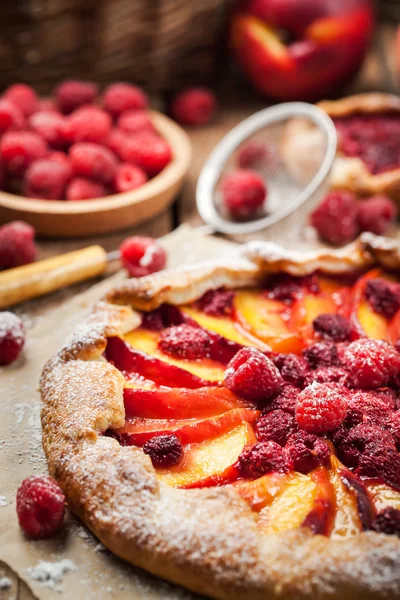 Tarte ouverte rustique aux pêches et framboises — Photo