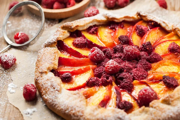 Tarte ouverte rustique aux pêches et framboises — Photo