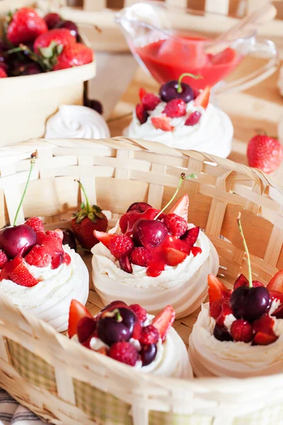 Tarta de merengue Pavlova decorada con fresa fresca y cereza — Foto de Stock
