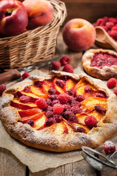 Tarte ouverte rustique aux pêches et framboises — Photo