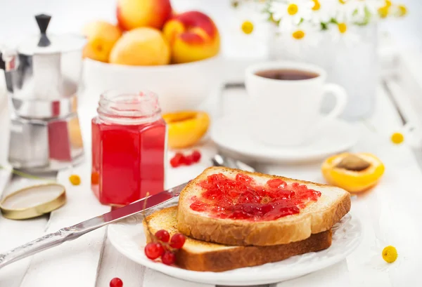 Tostadas frescas con gelatina, taza de café y frutas para el desayuno —  Fotos de Stock