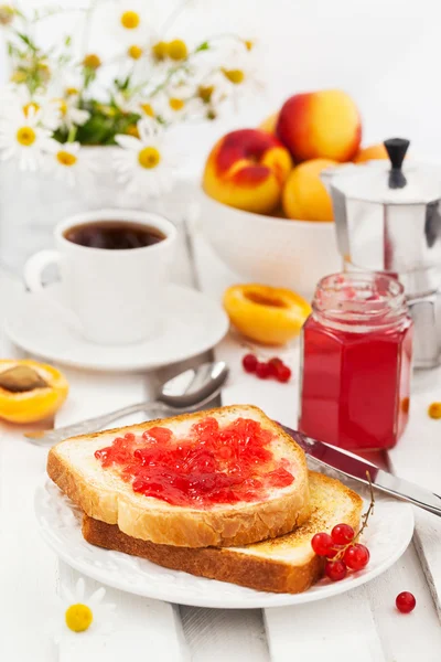 Tostadas frescas con gelatina, taza de café y frutas para el desayuno —  Fotos de Stock