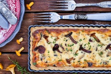 Cantharellus cibarius mantar, peynir ve kekik kiş