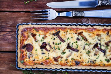 Cantharellus cibarius mantar, peynir ve kekik kiş