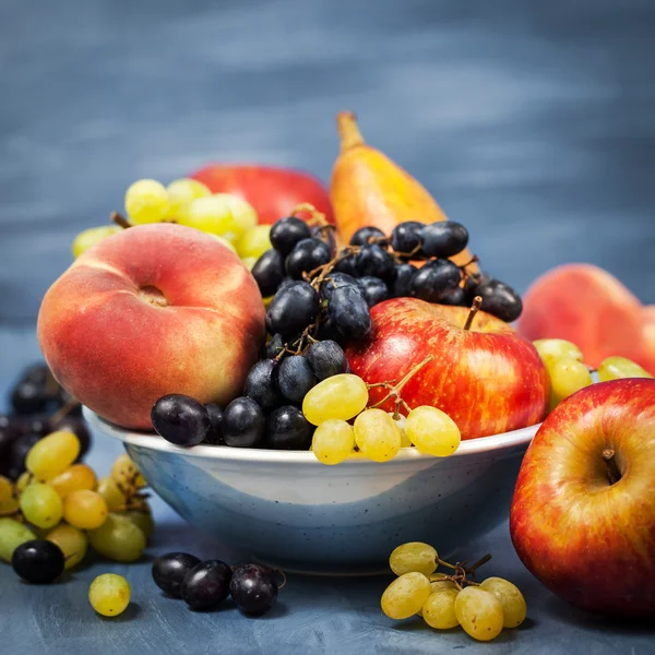 Свежие спелые осенние фрукты — стоковое фото